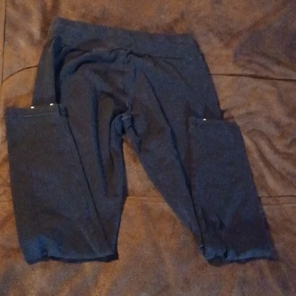 PUMA, GIRLS DANCE,GYM, WORKOUT, LEGGINGS, SIZE M. BLACK AND WHITE. - Picture 3 of 4
